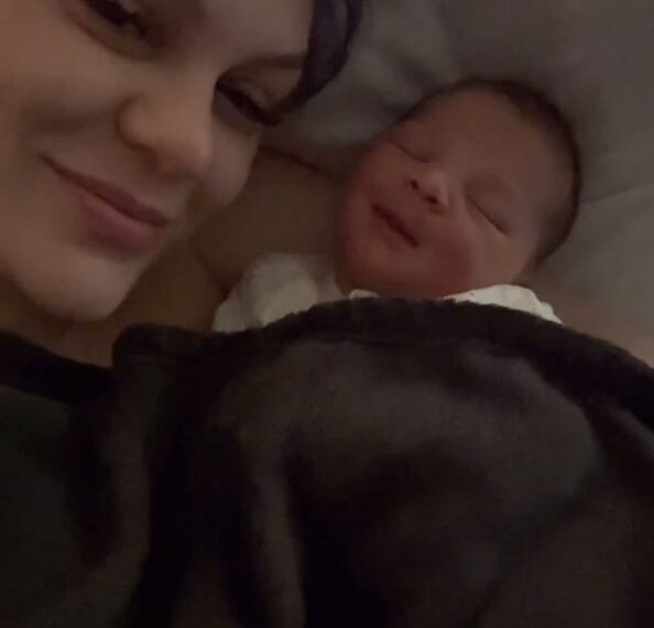 Jessie J showed the baby for the first time