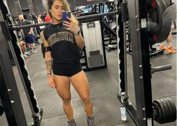 Boyfriend dumps model girlfriend over two-hour sex workouts.