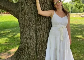 A woman who calls herself an “ecosexual” has been in a relationship with an oak tree for three years now